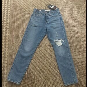 Levi's Premium Denim Wedgie Distressed Jeans / size 25